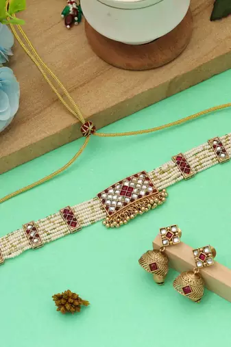 Maroon color choker matte gold necklace set