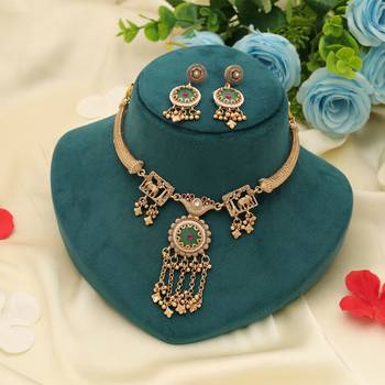 rani and green stone kundan matte gold alloy necklace set 2
