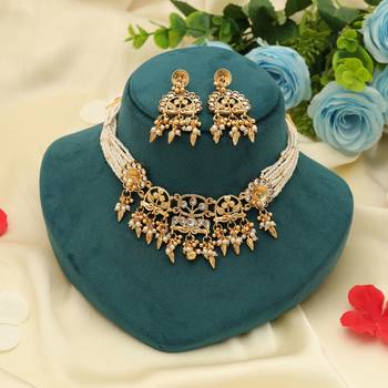 white kundan matte gold alloy necklace set 2