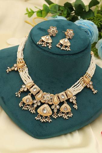 white beaded matte gold kundan necklace set
