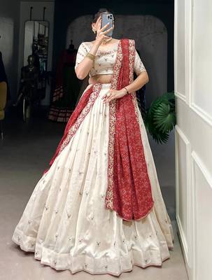 Womens's Chinnon Traditional Motiff Semi-Stitched Lehenga Choli With Bandhani Dupatta Set 1