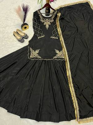 Black Embroidery Crep Lehenga Dupatta With Top 3