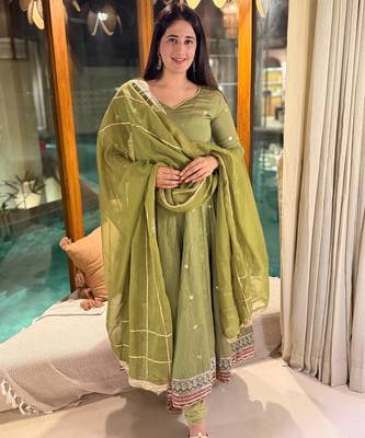 Green vichitra silk  party wear embroidery anarkali   suit set 3