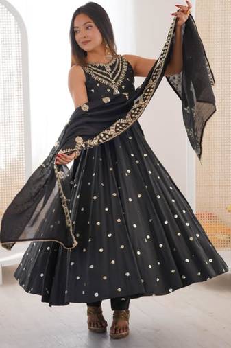 Black silkblend embroidered gown set