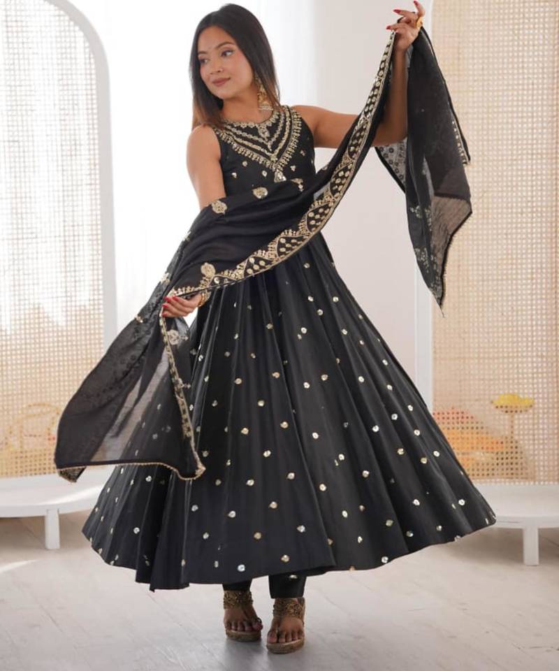 Black silkblend embroidered gown set