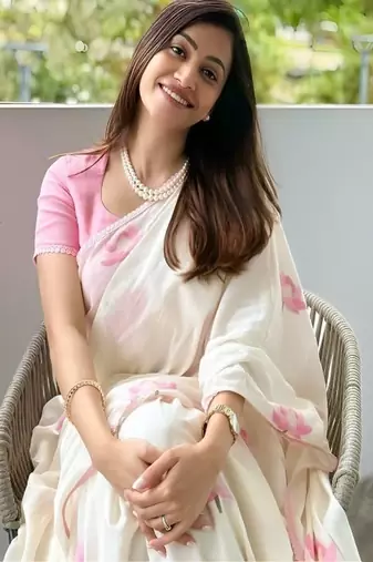 Floral printed pure linen saree with unstiched blouse piece