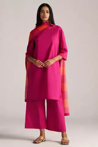 Fuchsia solid kurta with mul-mul dupatta