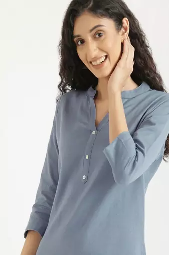 women solid blue cotton short kurti with mandarin collar