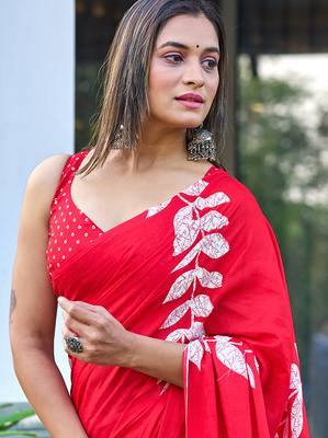 Red block print soft pure cotton saree with blouse. 2