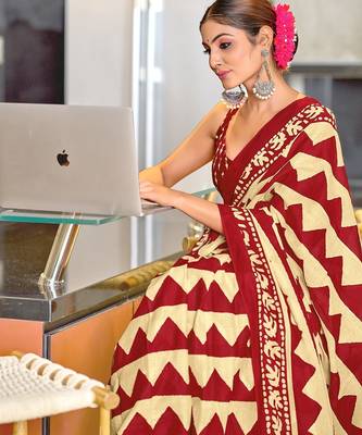 Red zigzag, block print mulmul cotton saree with blouse. 2