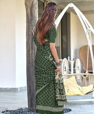 Green floral, bandhani print mulmul cotton saree with blouse. 4