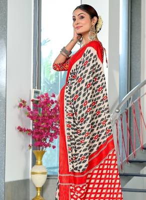 Red ikkat print mulmul cotton saree with blouse. 3
