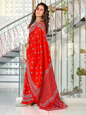 Red floral print mulmul cotton saree with blouse. 3
