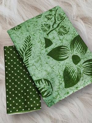 Green floral print mulmul cotton saree with blouse. 5