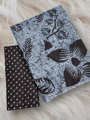 Grey floral print mulmul cotton saree with blouse. 5