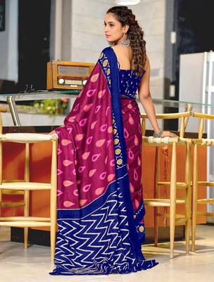 Pink ikkat print mulmul cotton saree with blouse. 4