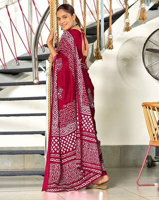 Pink batik print mulmul cotton saree with blouse. 4