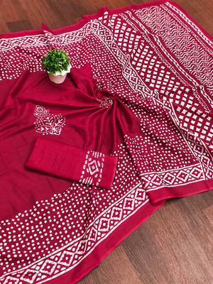 Pink batik print mulmul cotton saree with blouse. 5