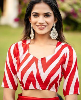 Red floral print soft pure cotton saree with blouse. 5