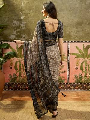 Grey georgette bandhni saree with unstitched blouse piece 3
