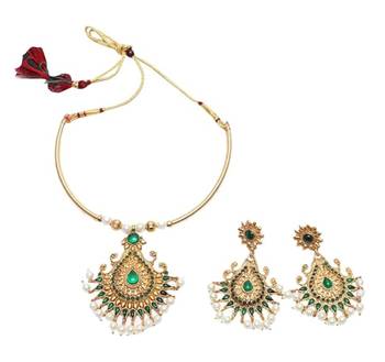 Green short necklace set 2