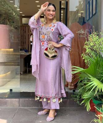 Women's lavender viscose chanderi sequin v-neck kurta set with embroidered silk dupatta 5