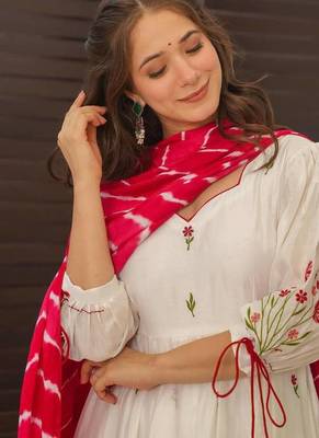 White chanderi silk sequin v-neck kurta pant set with embroidered silk dupatta 5