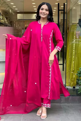 Peach chanderi silk sequin v-neck kurta pant set with embroidered silk dupatta
