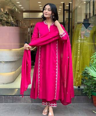 Peach chanderi silk sequin v-neck kurta pant set with embroidered silk dupatta 3