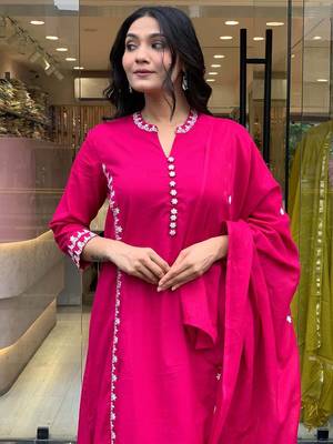 Peach chanderi silk sequin v-neck kurta pant set with embroidered silk dupatta 4