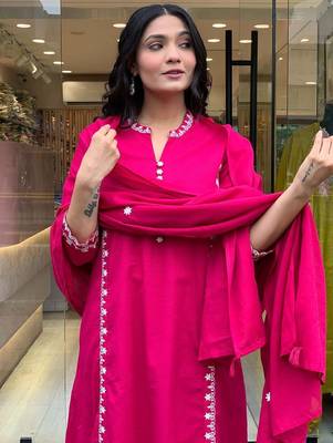 Peach chanderi silk sequin v-neck kurta pant set with embroidered silk dupatta 5