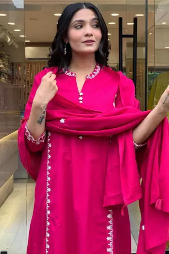Peach chanderi silk sequin v-neck kurta pant set with embroidered silk dupatta