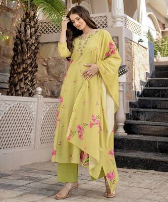 Yellow chanderi silk floral printed v-neck kurta pant set with printed dupatta 2