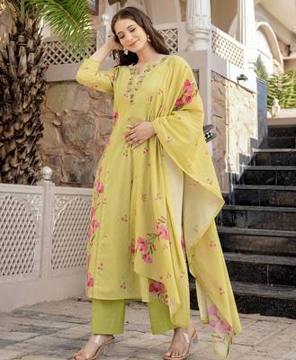 Yellow chanderi silk floral printed v-neck kurta pant set with printed dupatta 3