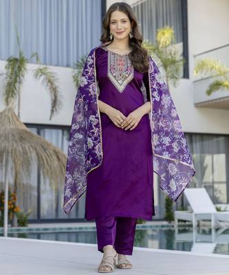 Purple chanderi silk embroidered round neck kurta pant set with jacquard organza dupatta 3
