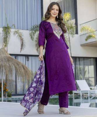 Purple chanderi silk embroidered round neck kurta pant set with jacquard organza dupatta 4