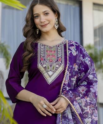 Purple chanderi silk embroidered round neck kurta pant set with jacquard organza dupatta 5