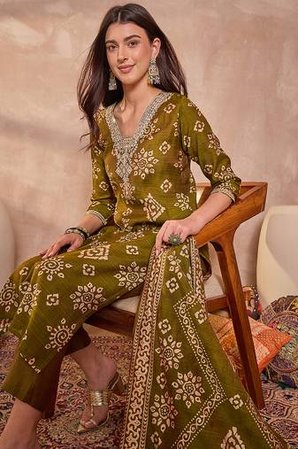 Women green floral printed kurta with trousers and dupatta