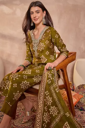 Women green floral printed kurta with trousers and dupatta