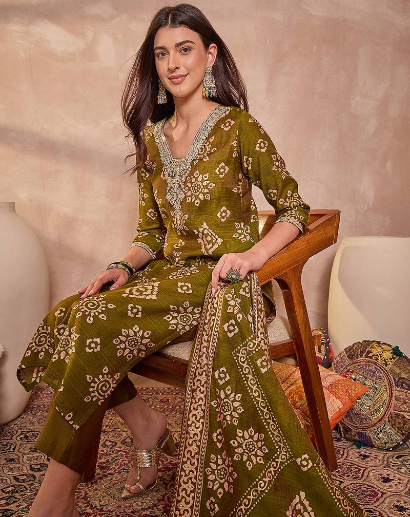 Women green floral printed kurta with trousers and dupatta