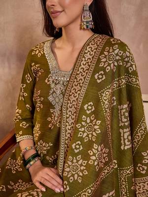 Women green floral printed kurta with trousers and dupatta 2