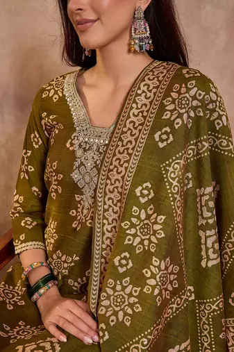 Women green floral printed kurta with trousers and dupatta