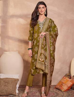 Women green floral printed kurta with trousers and dupatta 3