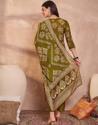 Women green floral printed kurta with trousers and dupatta 4