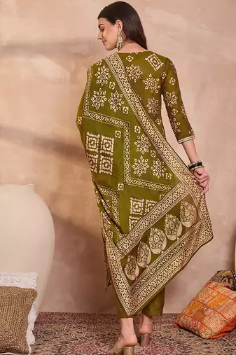 Women green floral printed kurta with trousers and dupatta