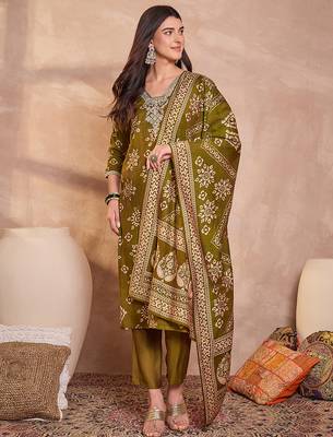 Women green floral printed kurta with trousers and dupatta 5