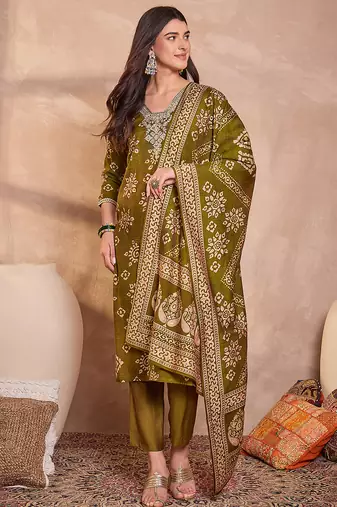 Women green floral printed kurta with trousers and dupatta