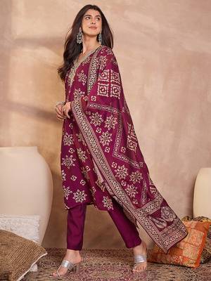 Women purple floral printed kurta with trousers and dupatta 3
