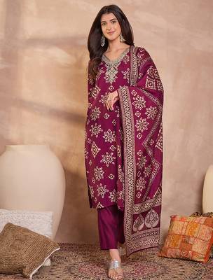 Women purple floral printed kurta with trousers and dupatta 5