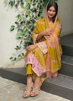 Yellow colour pakistani printed kurati print with embroidery set 4